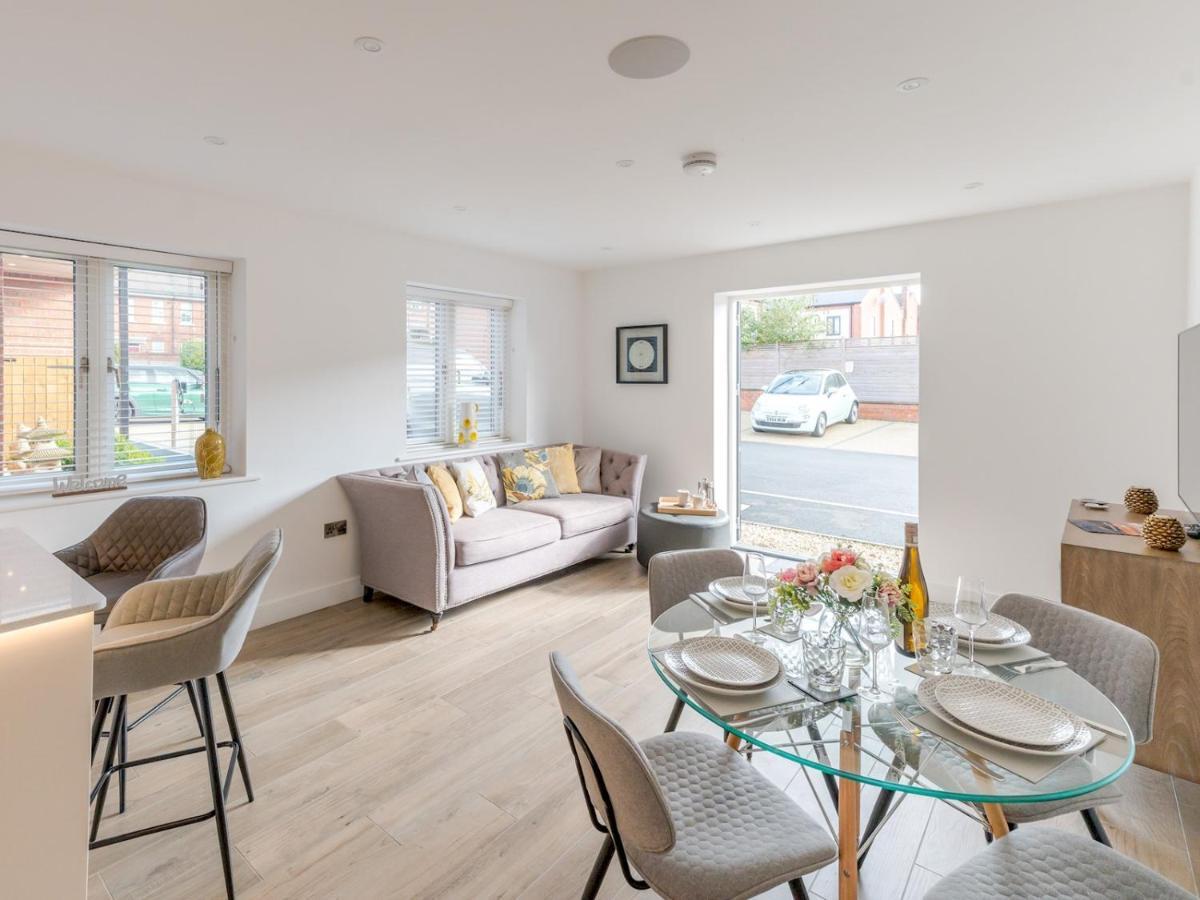 Pass The Keys Contemporary Apartment With Secure Parking Shrewsbury Exterior photo