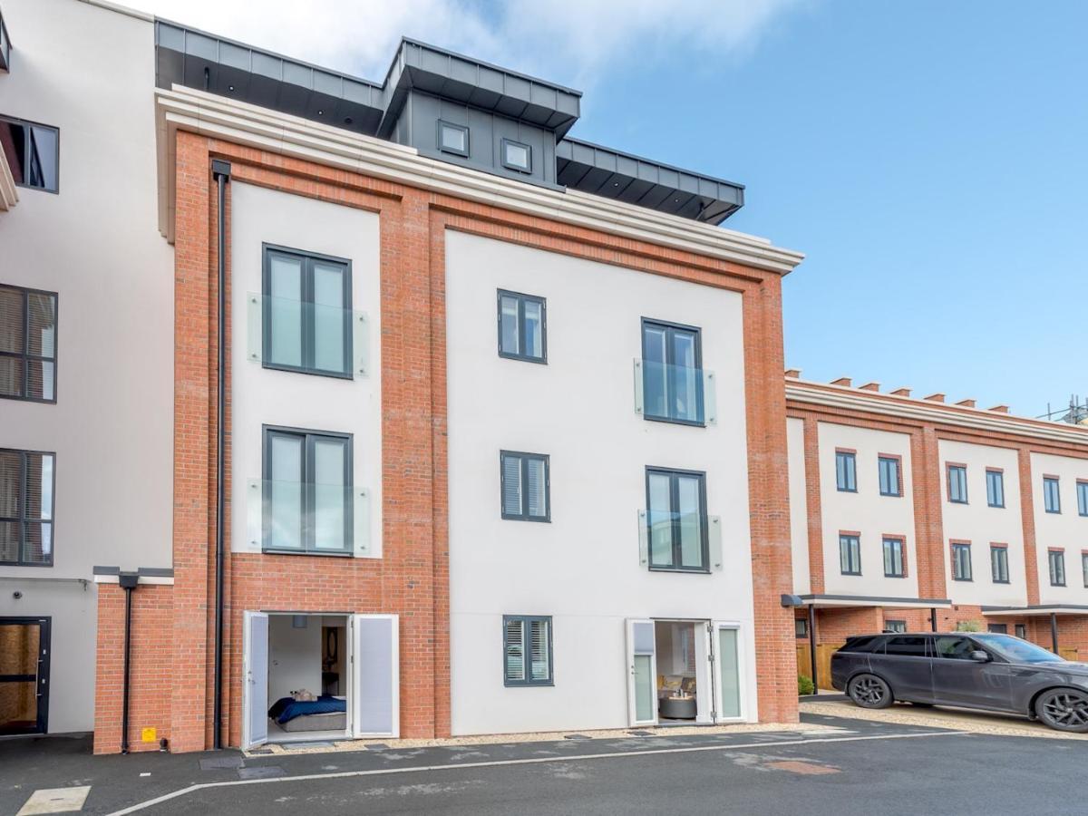 Pass The Keys Contemporary Apartment With Secure Parking Shrewsbury Exterior photo